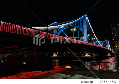 東京　江東区 清澄　隅田川に架かる清洲橋の夜景 112354433
