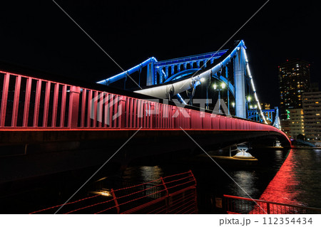 東京　江東区 清澄　隅田川に架かる清洲橋の夜景 112354434