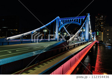 東京　江東区 清澄　隅田川に架かる清洲橋の夜景 112354436