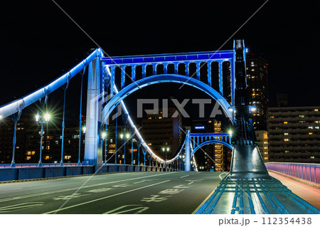 東京　江東区 清澄　隅田川に架かる清洲橋の夜景 112354438