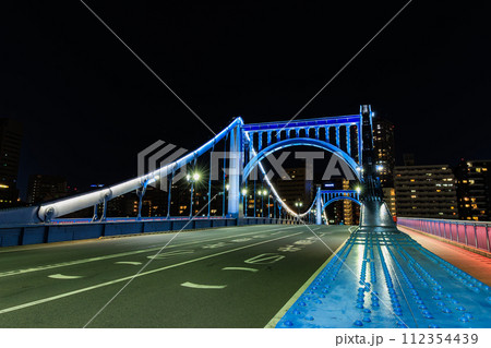 東京　江東区 清澄　隅田川に架かる清洲橋の夜景 112354439