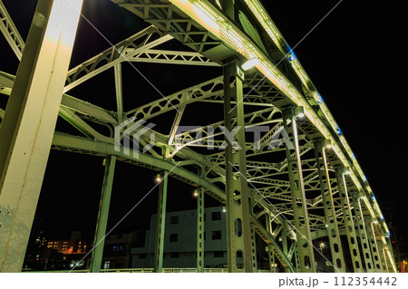 東京　江東区 清澄　小名木川に架かる萬年橋の夜景 112354442