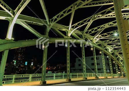 東京　江東区 清澄　小名木川に架かる萬年橋の夜景 112354443