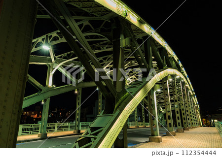 東京 江東区 清澄 小名木川に架かる萬年橋の夜景 東京 江東区 清澄 小名木川に架かる萬年橋の夜景 112354444