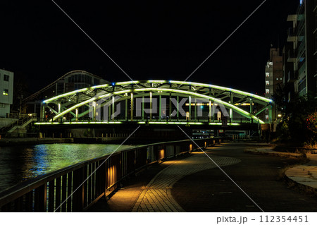 東京 江東区 清澄 小名木川に架かる萬年橋の夜景 東京 江東区 清澄 小名木川に架かる萬年橋の夜景 112354451