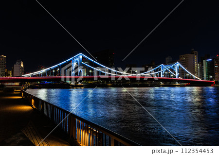 東京　江東区 清澄　隅田川に架かる清洲橋の夜景 112354453