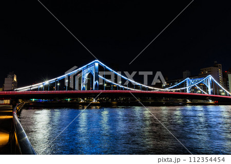 東京　江東区 清澄　隅田川に架かる清洲橋の夜景 112354454