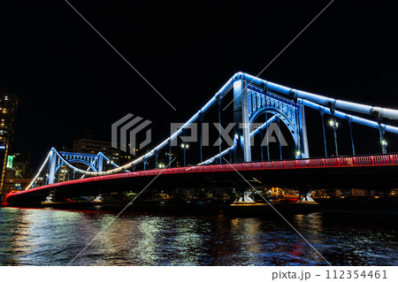 東京　江東区 清澄　隅田川に架かる清洲橋の夜景 112354461