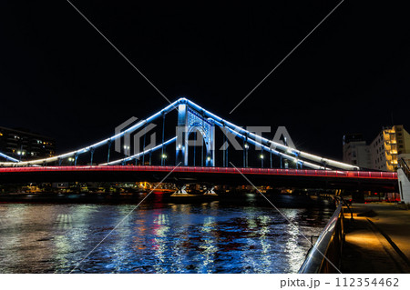 東京　江東区 清澄　隅田川に架かる清洲橋の夜景 112354462