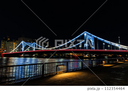 東京　江東区 清澄　隅田川に架かる清洲橋の夜景 112354464