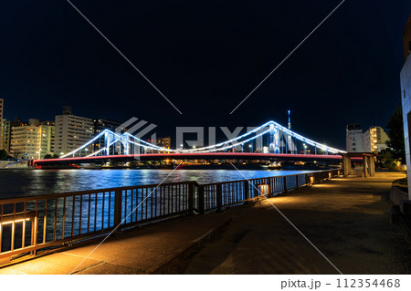東京　江東区 清澄　隅田川に架かる清洲橋の夜景 112354468