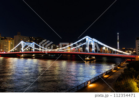 東京　江東区 清澄　隅田川に架かる清洲橋の夜景 112354471