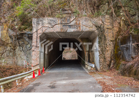 【山清路】水神岩をくり抜いて出来た洞門【東筑摩郡生坂村】 112354742