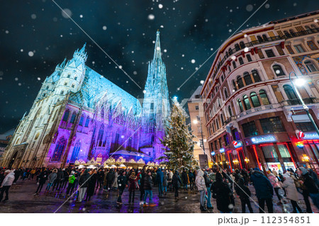 ウィーン　シュテファン大聖堂広場のクリスマスマーケット 112354851