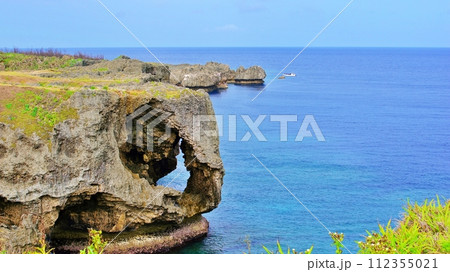 沖縄県の景勝地　万座毛の絶景 112355021