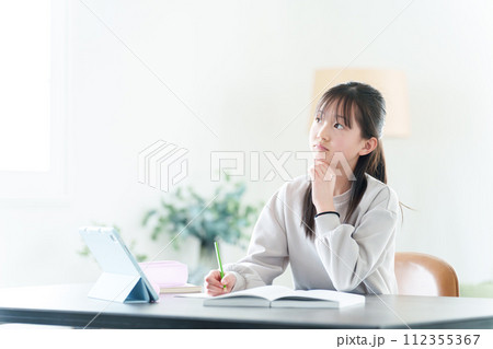 勉強をしながら考える女の子 112355367