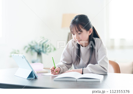 タブレットを使って勉強する女の子 112355376