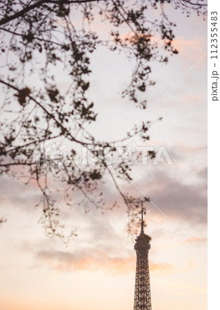 夕暮れのパリ　エッフェル塔の先端 112355483