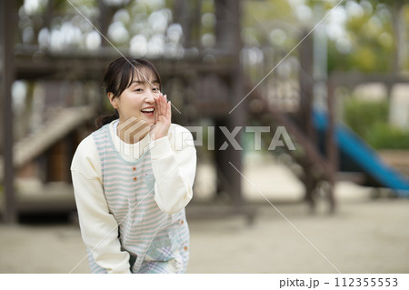 公園で園児を見守る保育士 112355553