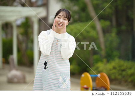 公園で園児を見守る保育士 公園で園児を見守る保育士 112355639