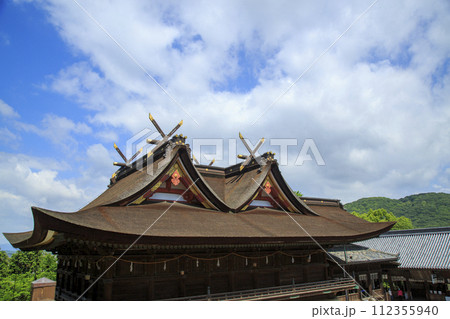 岡山県吉備津神社国宝の拝殿の屋根 岡山県吉備津神社国宝の拝殿の屋根 112355940