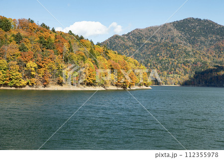 秋の糠平湖 112355978