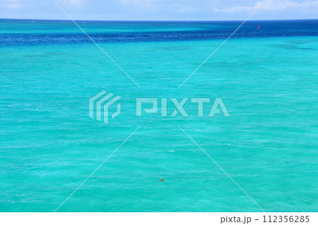 沖縄県国頭郡今帰仁村/名護市　沖縄本島方面と古宇利島を結ぶ古宇利大橋から眺める古宇利ブルーの海 112356285