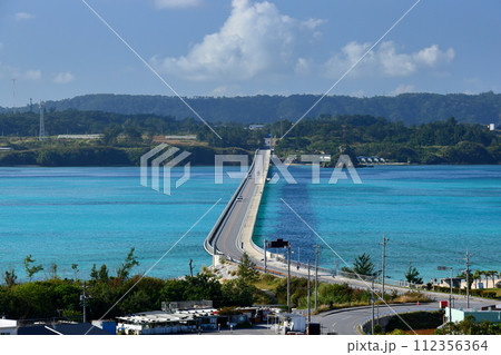 沖縄県国頭郡今帰仁村　古宇利島から屋我地島にかかる古宇利大橋と古宇利ブルーの海を高台から望む 112356364