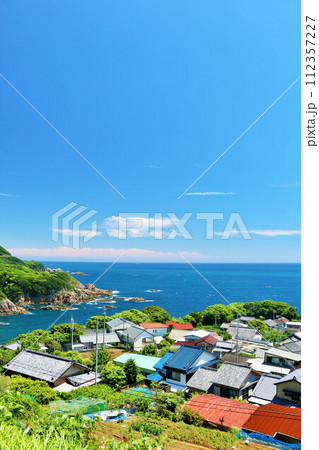 高知県　青空と海の見える田舎の街 112357227