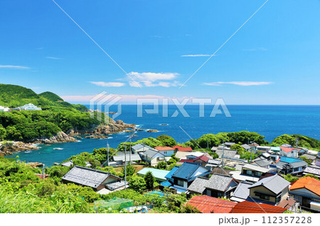 高知県　青空と海の見える田舎の街 112357228