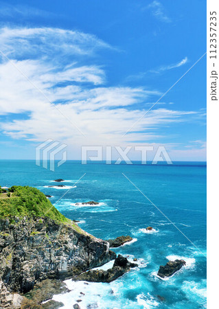 高知県　青空と海の足摺岬 112357235