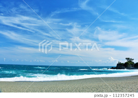 高知県 青空と海の桂浜 高知県 青空と海の桂浜 112357245