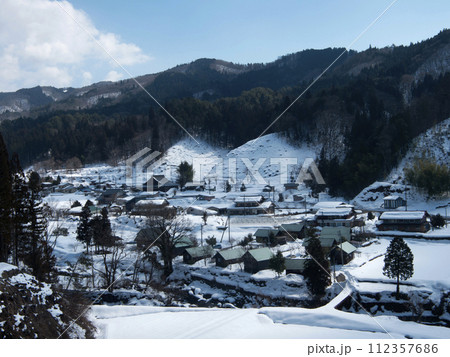 雪の牛道川と集落 112357686