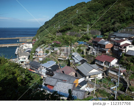 母島集落と港 沖の島 母島集落と港 沖の島 112357708