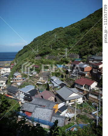 母島集落と港 沖の島 母島集落と港 沖の島 112357709