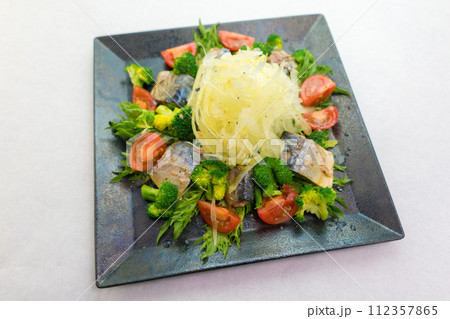 鯖と新鮮野菜のサラダ 112357865