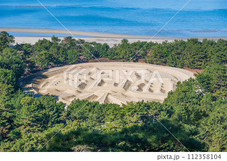 白い砂浜の巨大砂絵と青い海青い空 白い砂浜の巨大砂絵と青い海青い空 112358104