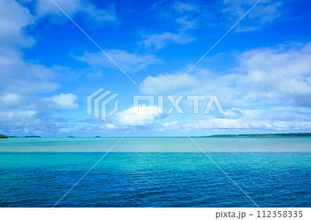 真っ青な空と海 真っ青な空と海 112358335