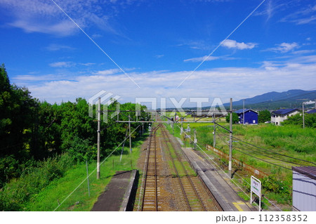 夏の風景を望む猪苗代駅 112358352