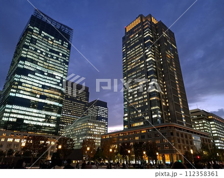 東京駅周辺　夜のビル街 112358361