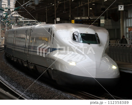 熱海駅を通過する東海道新幹線 熱海駅を通過する東海道新幹線 112358389