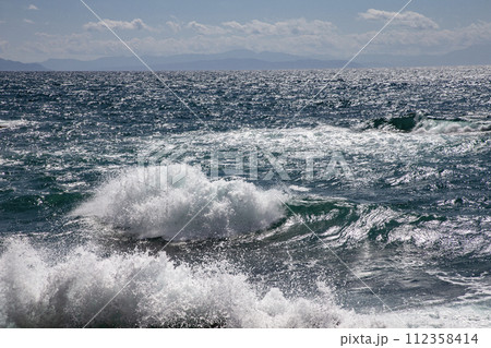 荒れた海と岩 荒れた海と岩 112358414