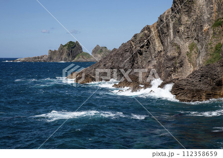 荒れた海と岩 112358659