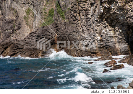 荒れた海と岩 112358661