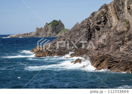 荒れた海と岩 112358669