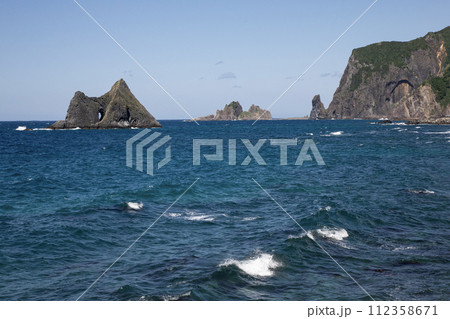 荒れた海と岩 荒れた海と岩 112358671