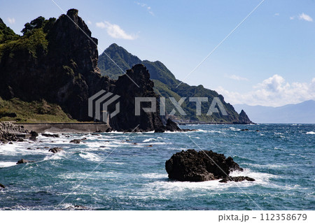 荒れた海と岩 荒れた海と岩 112358679