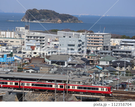 東京湾、猿島と京急線 112358704