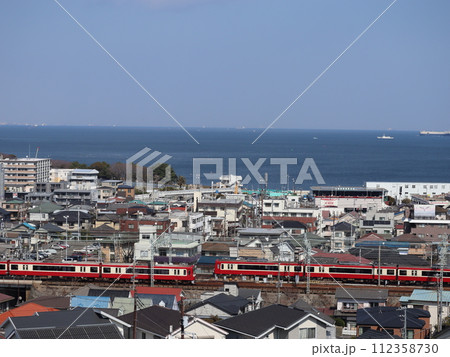 京急線が走る風景 112358730