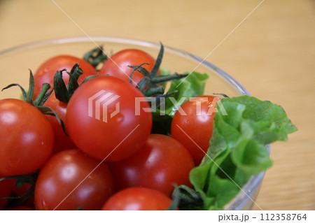 器に盛られた新鮮なミニトマト 112358764